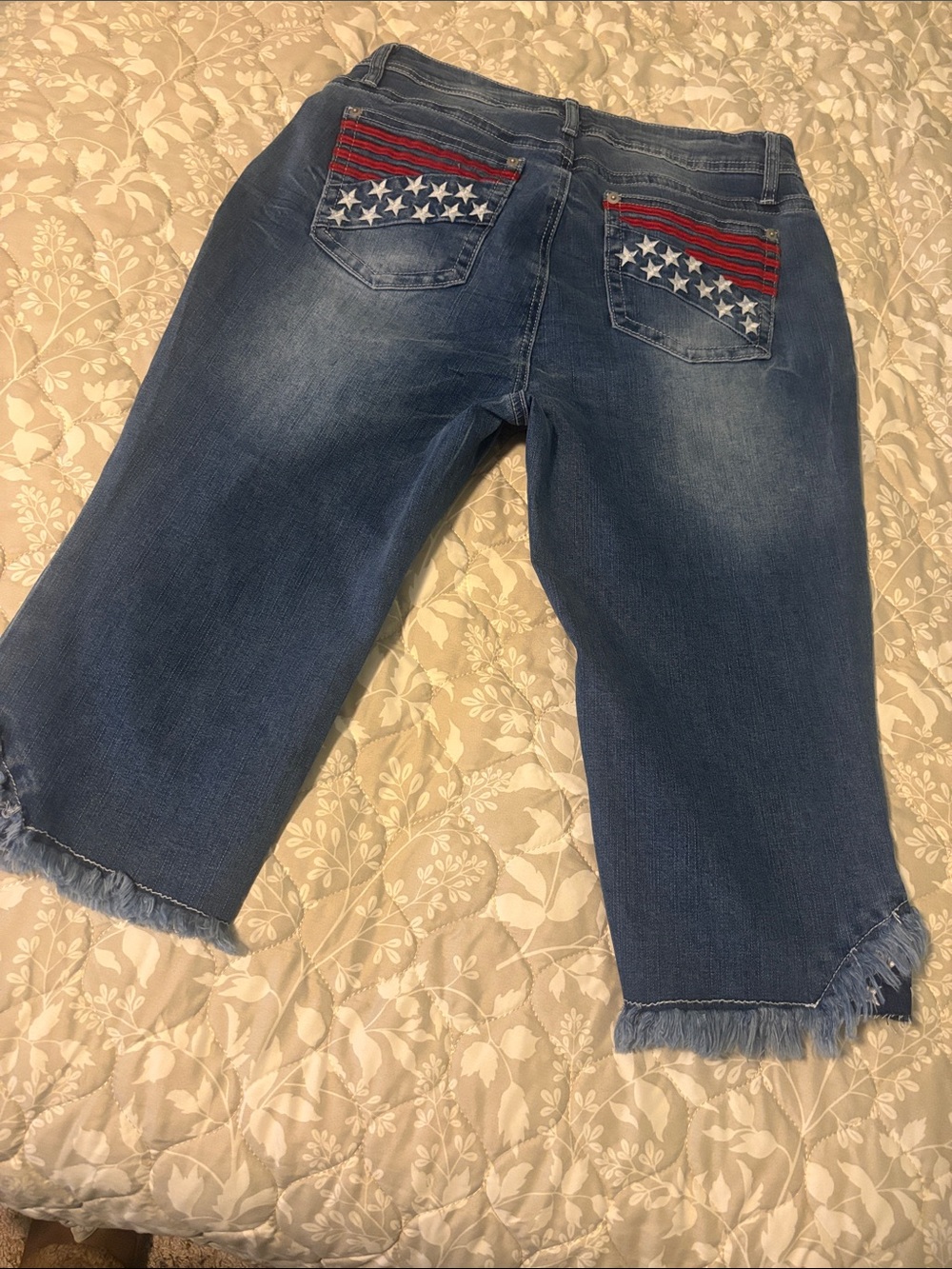 Frayed Hem Blue Denim Cropped Jeans with Flag Pocket Detail